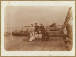Fotografia, Tadeusz Wenda z rodziną na molo przystani Tymczasowego Portu Wojennego i Schroniska dla Rybaków, 1922, papier, ze zbiorów prywatnych